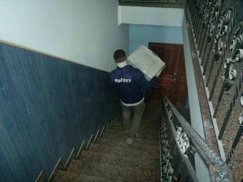 Погрузка вещей при квартирном переезде