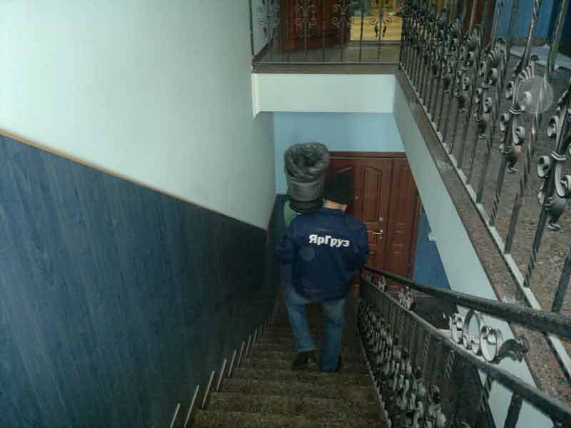 Мебель в фургоне во время переезда