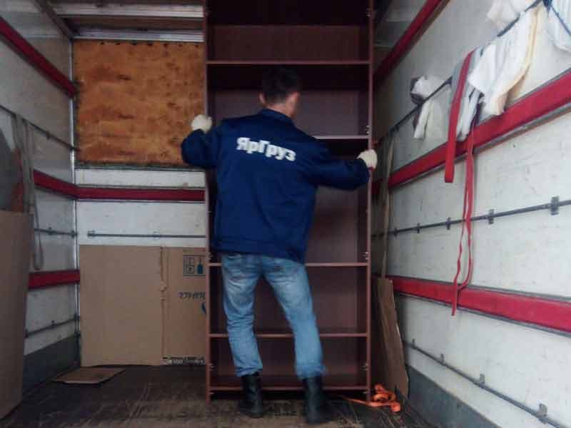 Как правильно загружать вещи в фургон на квартирном переезде