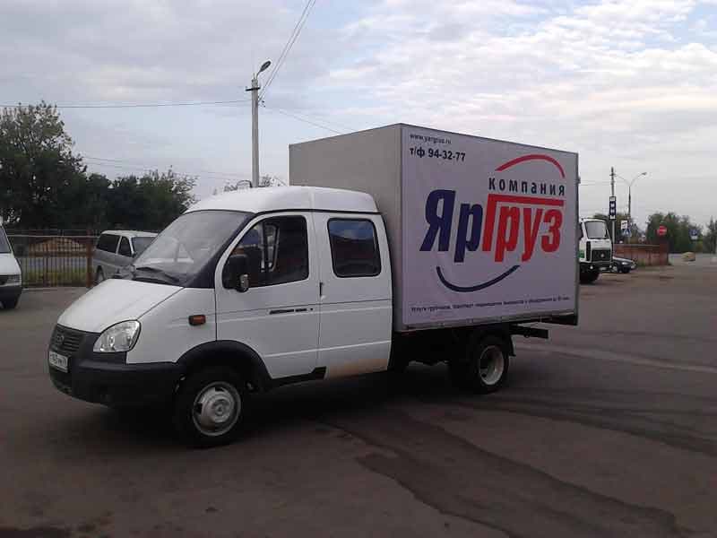 Мебель в кузове автомобиля при доставке