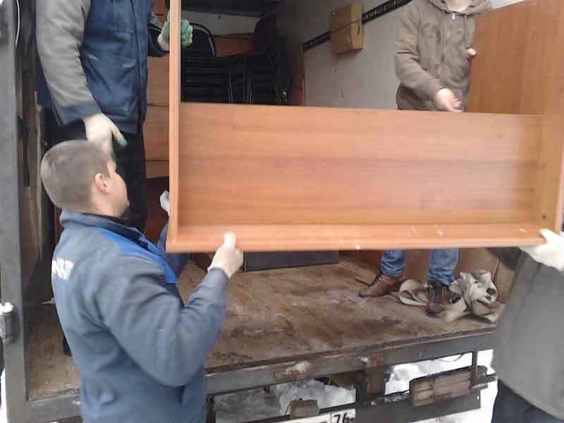 Погрузка разобранной офисной мебели при переезде